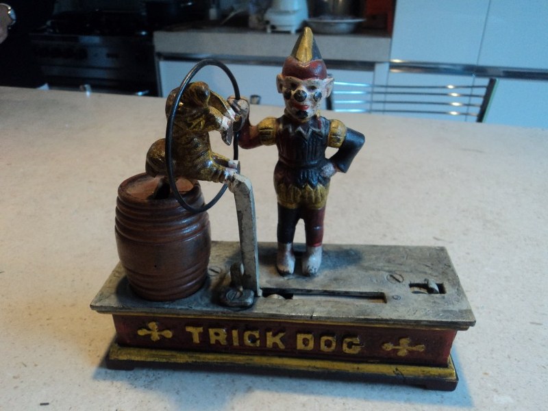 Salvadanaio antico in ghisa Trick dog