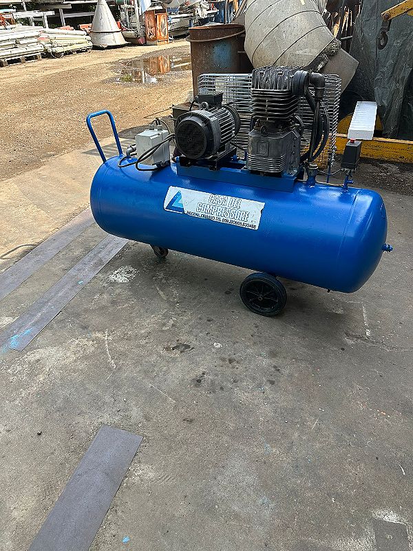 Compressore usato a pistoni da lt 300